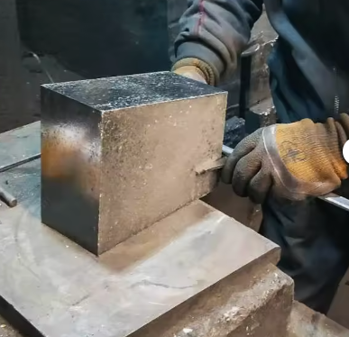 চীন কারখানার দাম ম্যাগনেসাইট কার্বন ইট উচ্চ মানের লোহা গলানোর চুলা স্টক অগ্নিরোধী ম্যাগনেসিয়া কার্বন ইট